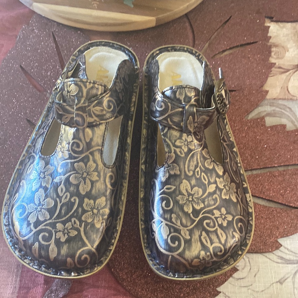 Alegria Floral Patterned Mules - Brown and Gold